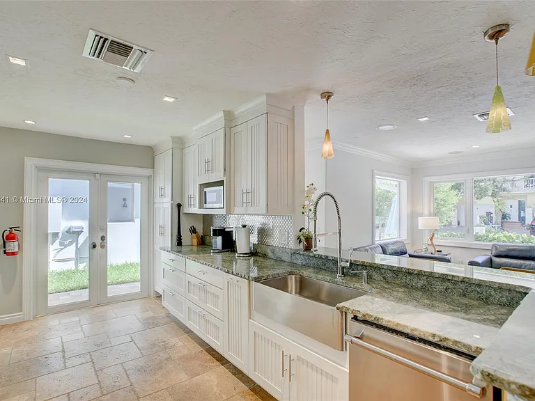 309 Oak St — Photo 31