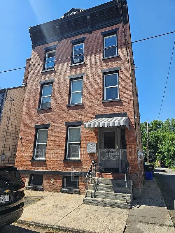 3 bed, 1.0 bath, $1,375 — Photo 1