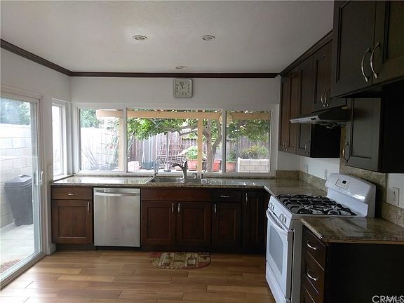 3rd image of 410 W Columbine Ave