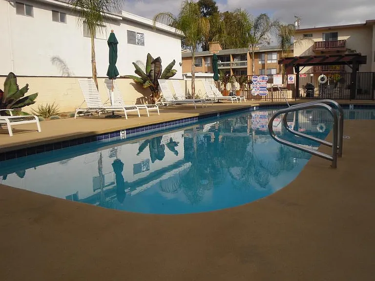 Chateau Garnet Apts. — Photo 9