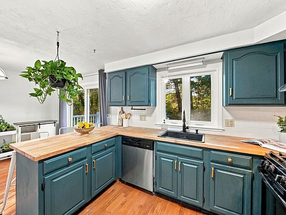 3rd image of 1713 Irving Rd