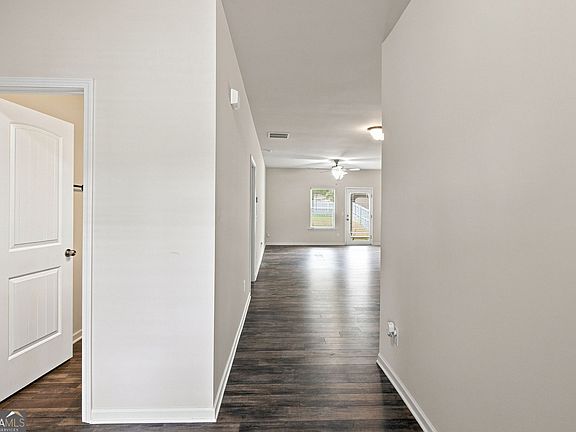 5th image of 7 Grandberry Ct SW