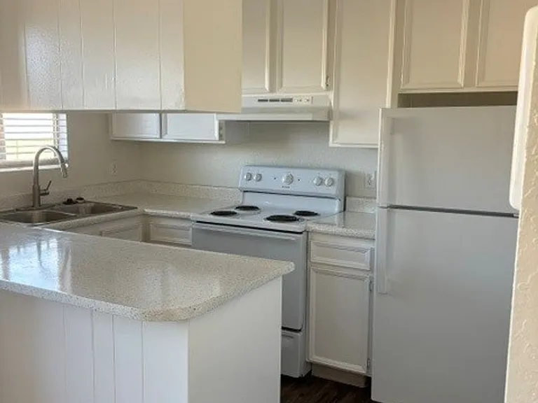 Hemlock Apartments — Photo 30