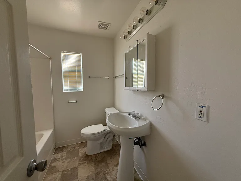 556 W Wilson Ave #B — Photo 7