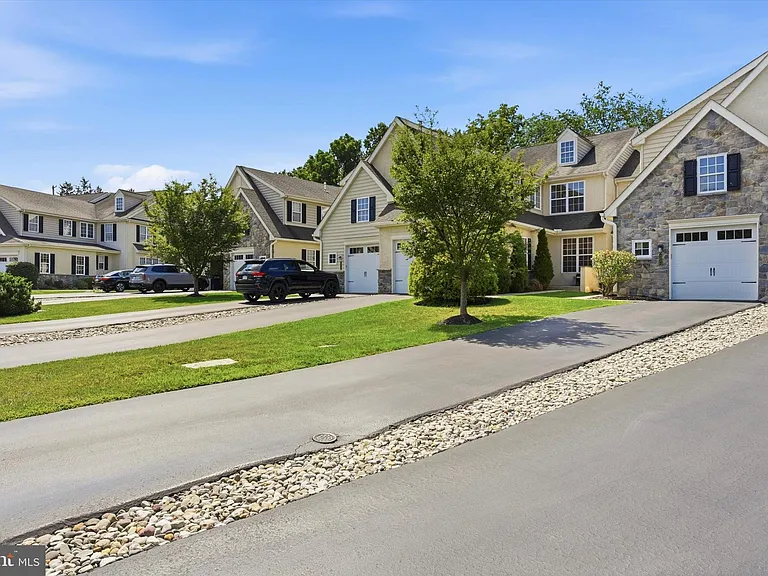 1221 Derry Ln — Photo 3