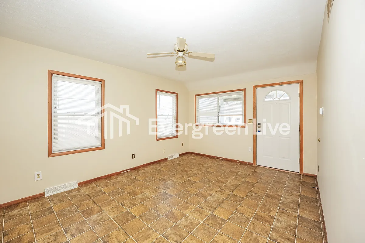 Building Photo - 2540 E 38th St