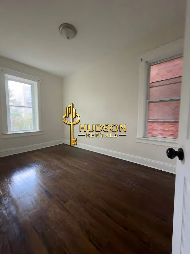 3 bed, 1000 sqft, $2,650 — Photo 2