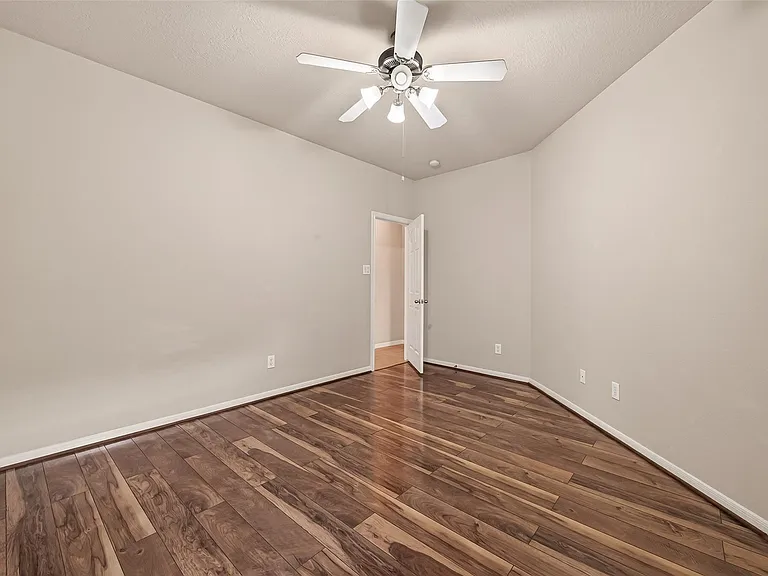 13719 Saxony Dr — Photo 33