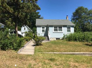 8 Pirate St, Riverhead, NY 11901