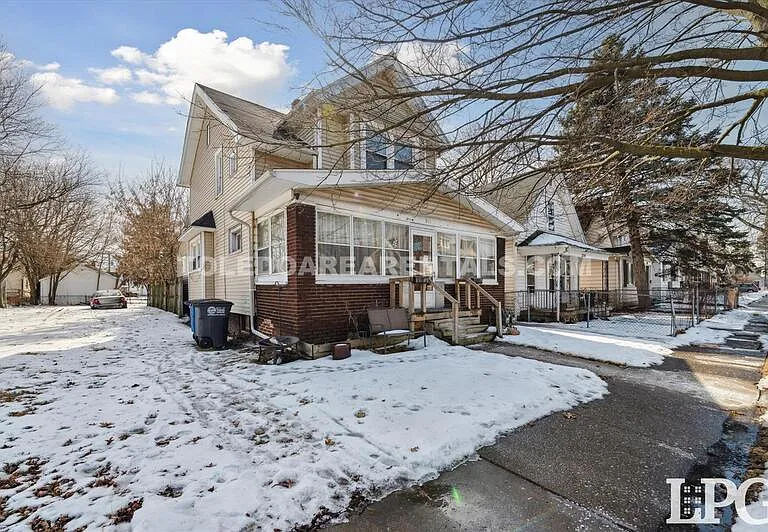 340 E Lake St — Photo 1