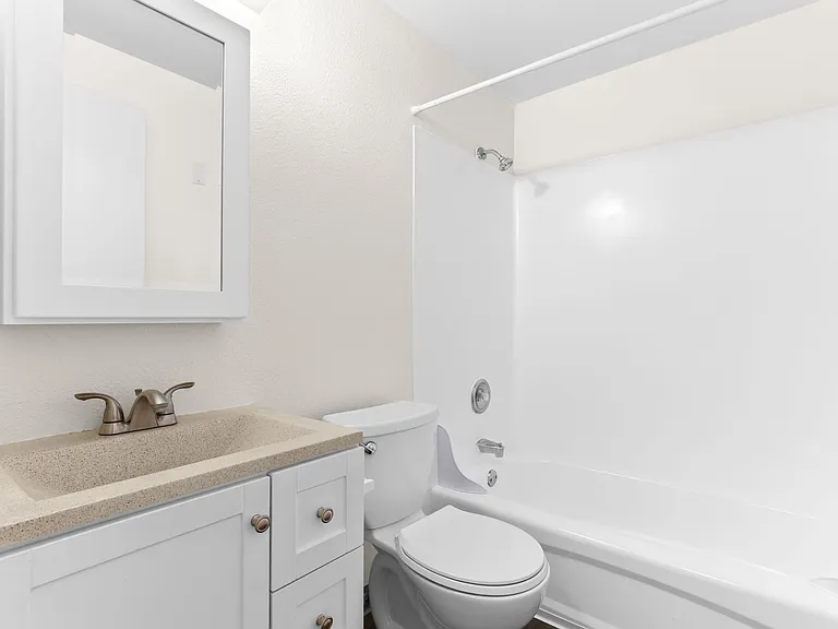 Charbern Apartments — Photo 26