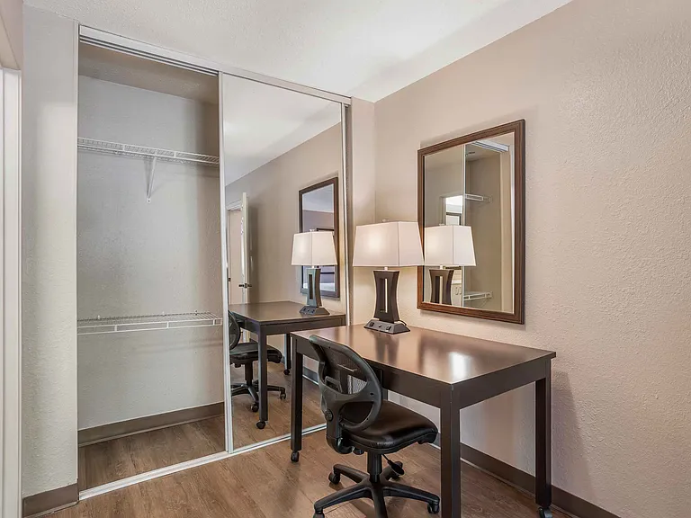 1 Bedroom Suite - 1 King Bed