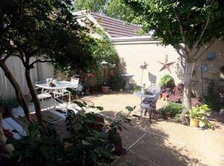 12 SW Pepper Tree Ln, Topeka, KS 66611