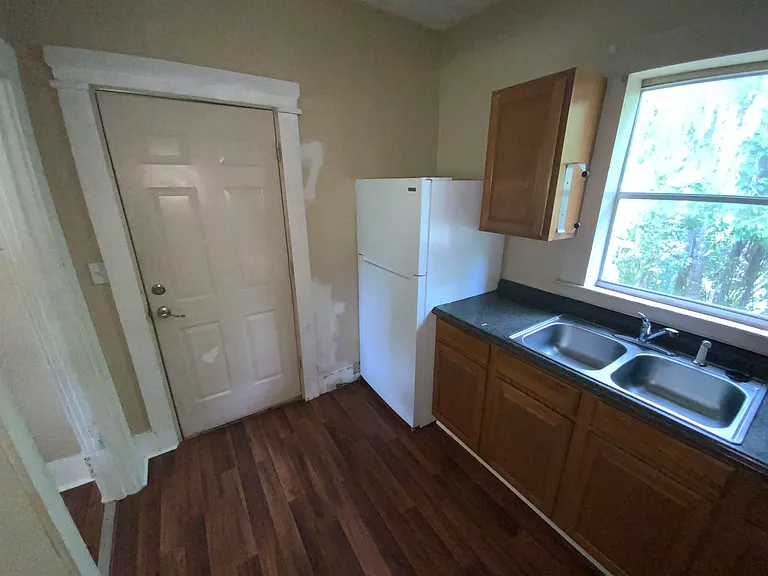 506 Bronson St — Photo 2