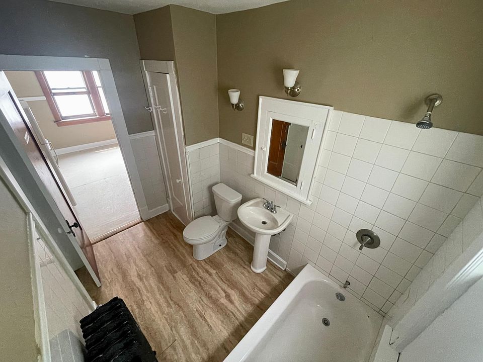 Bathroom, another angle.