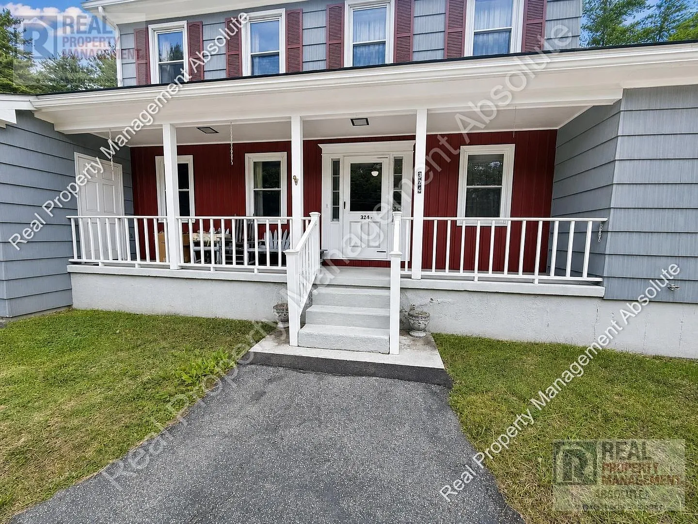 Large 4 bedroom Single Family with expansive yard — Photo 2