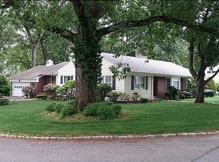 202 Bretton Woods Dr, Cranston, RI 02920