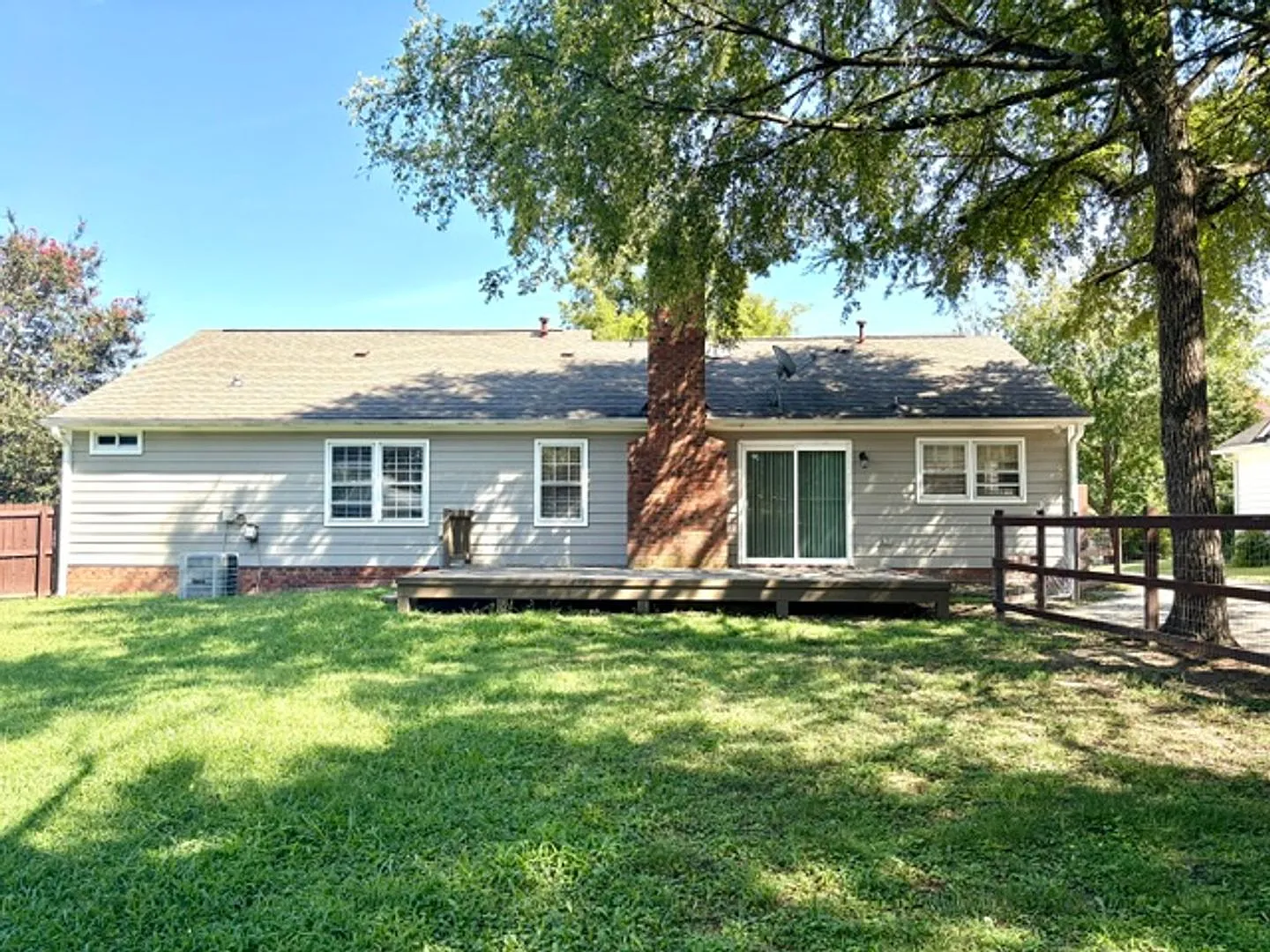 1/2 Month Off Special! Stunning 3BR/2BA Ranch in Brandon Forest — Photo 3