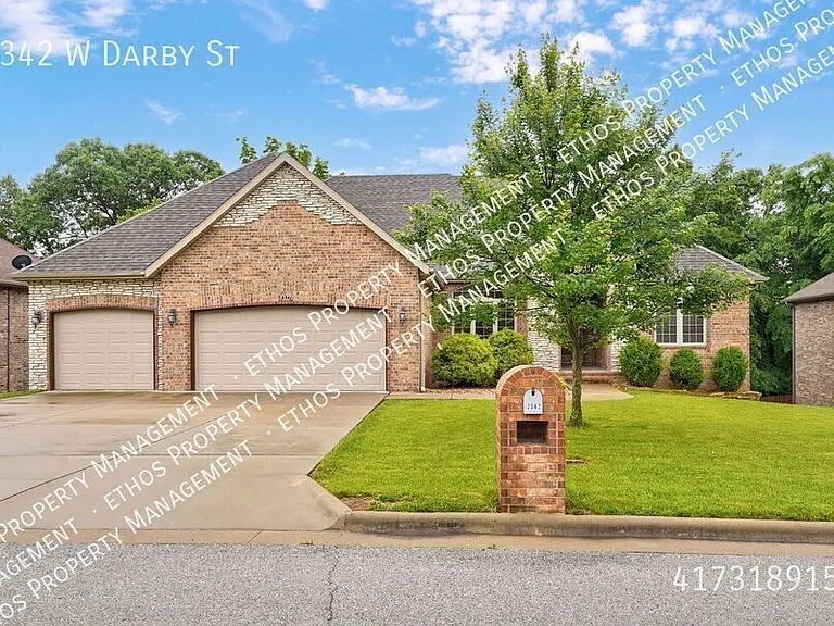 2342 W Darby St — Photo 1