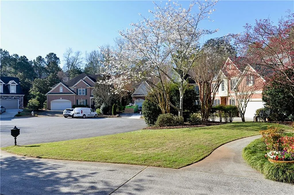 5 bed, 4.0 bath, 3346 sqft, $5,900 — Photo 3