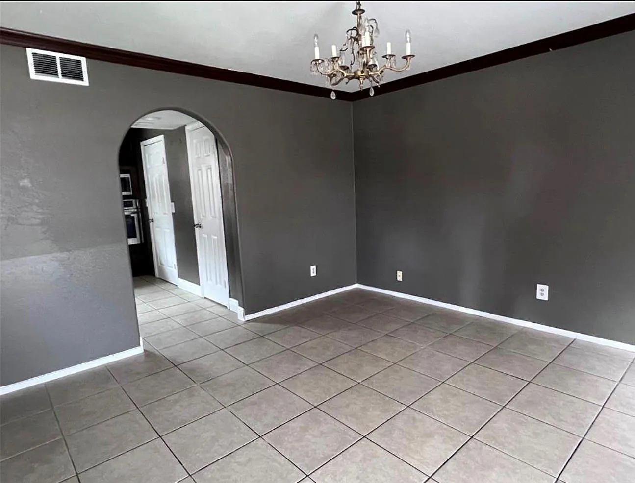 5 bed, 2.5 bath, 2464 sqft, $2,000 — Photo 3
