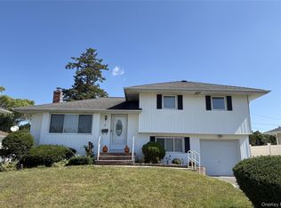 8 Spector Ln, Plainview, NY 11803