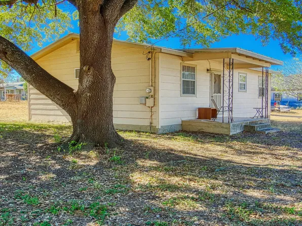 910 PLUM ST, Floresville, TX 78114