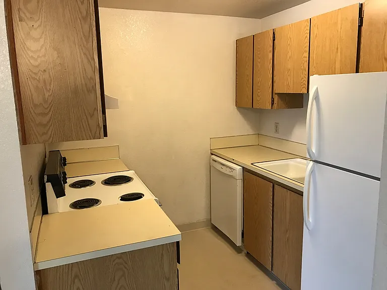 330 NE C St — Photo 4