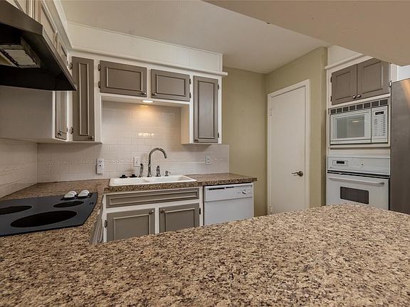 3rd image of 1807 Greenbriar Dr