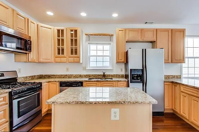 1048 45th St NE — Photo 5