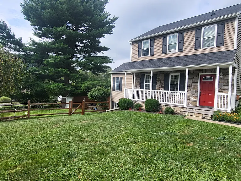 1216 Vermont Ln — Photo 1