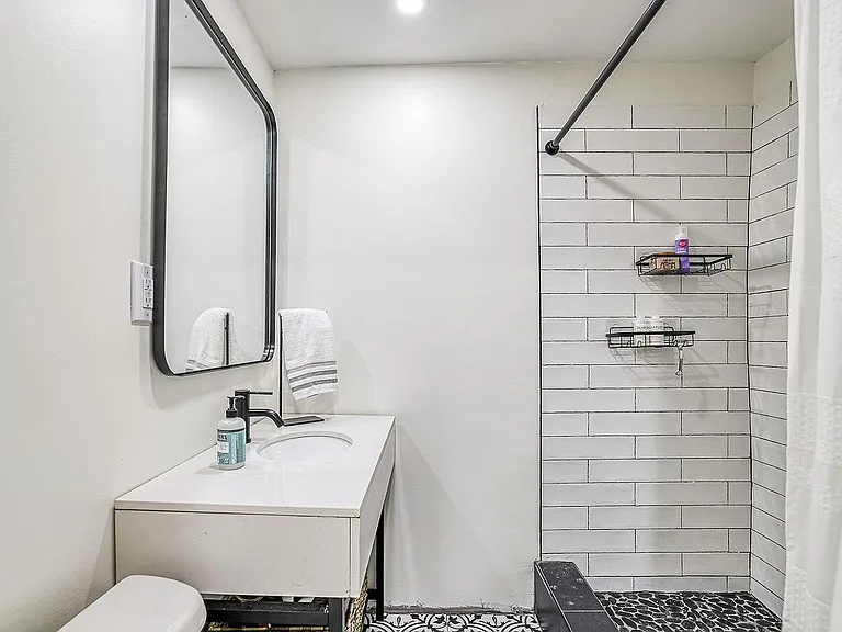 5609 Kenwood Ave — Photo 16