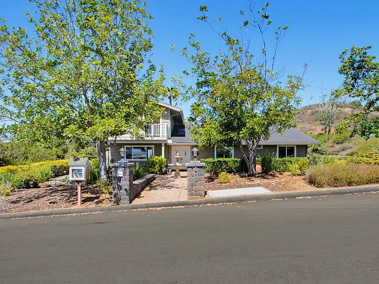 2039 Lemon Ave — Photo 3