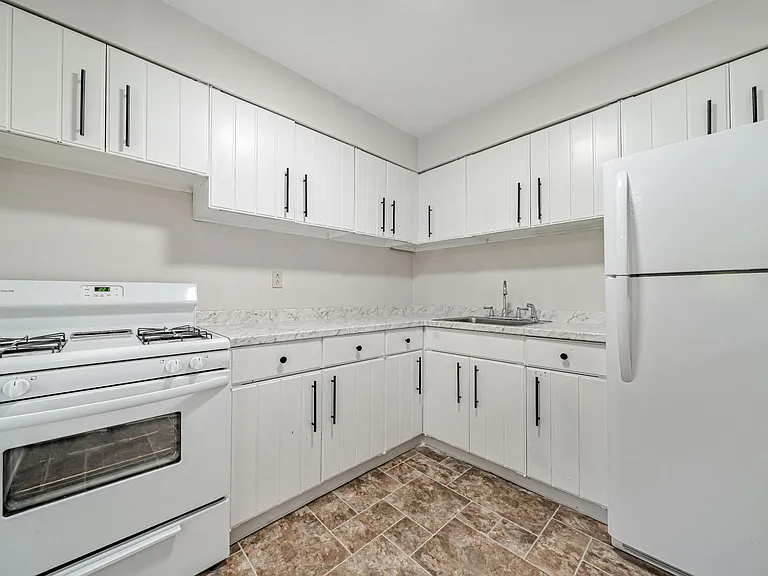 Brooklane Manor Apartments — Photo 47