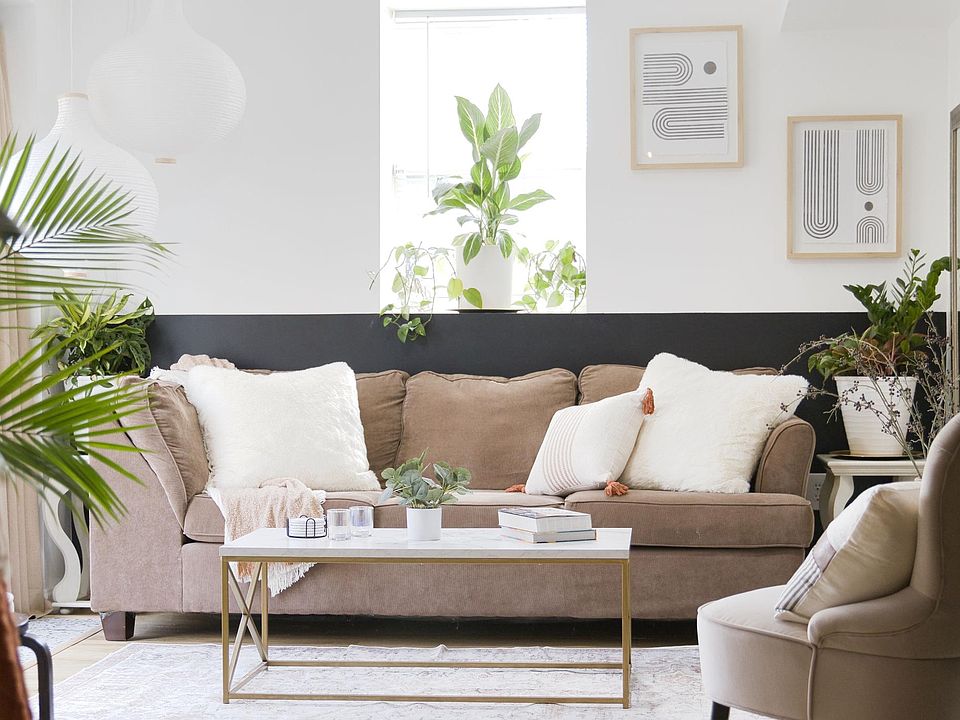 Formal living room/entry area