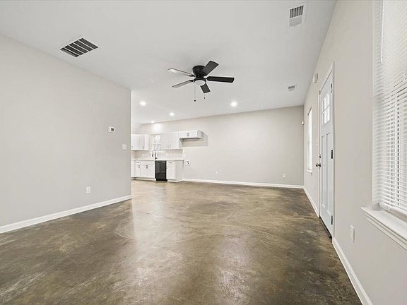 5th image of 2845 Yale Ave