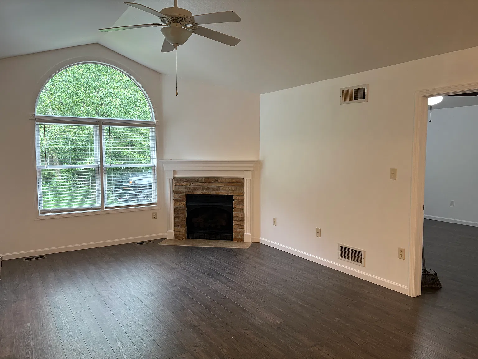 3 bed, 1700 sqft, $2,100 — Photo 2