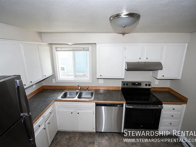 1355 Liberty St N #E — Photo 5