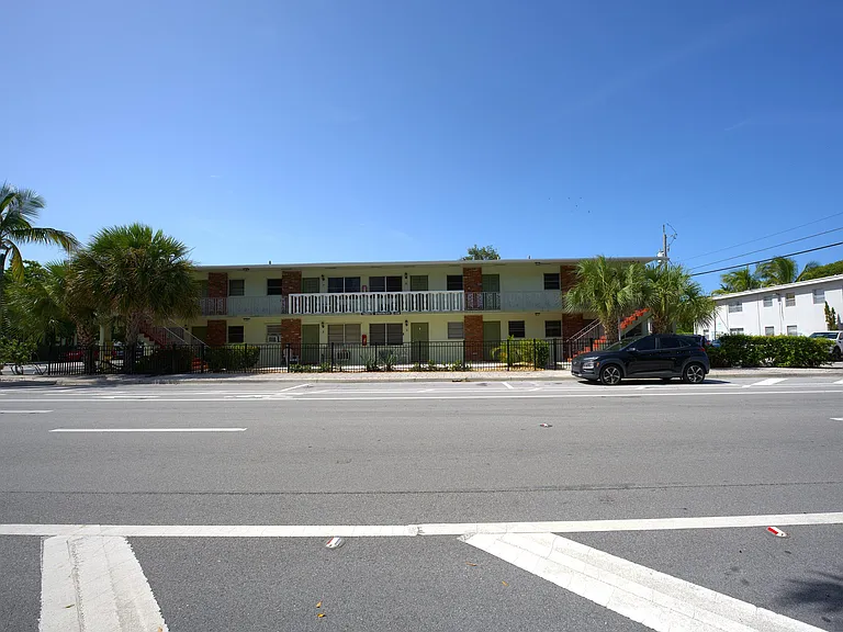 220 Lucerne Ave #4 — Photo 2