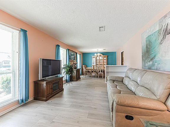 4th image of 211 Viceroy Drive