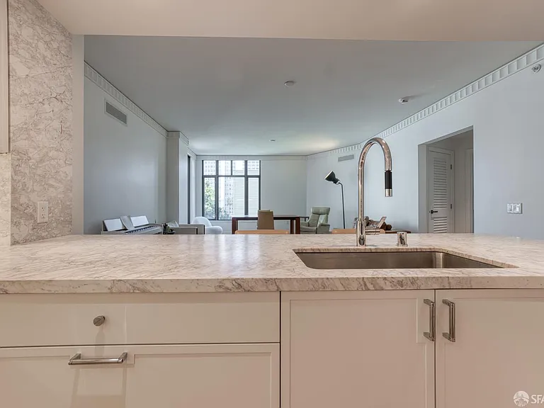 875 California St #403 — Photo 37