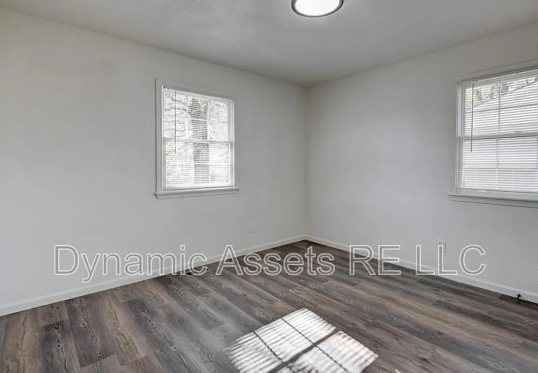 204 E 24th St — Photo 27