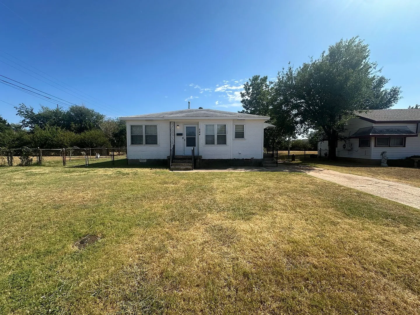 Nice 2 bed, 1 bath, 1 car detached garage — Photo 2