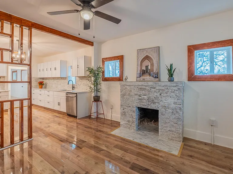 302 E Adams St — Photo 10