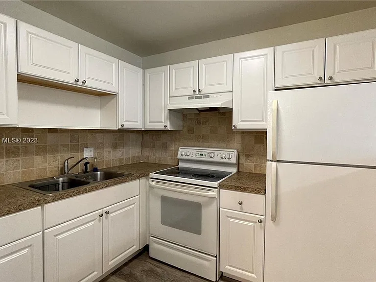 2878 Donnelly Dr #204 — Photo 3