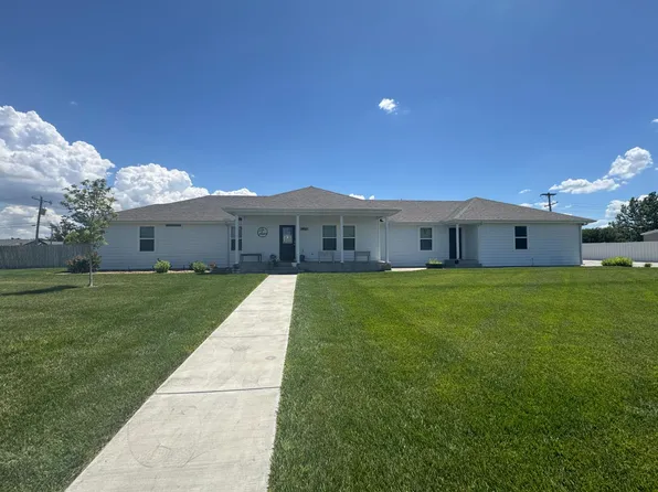 621 S 4th St, Hugoton, KS 67951