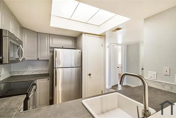 813 W 14th St — Photo 2