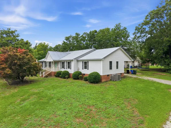 210 W Old Rd #B, Lillington, NC 27546