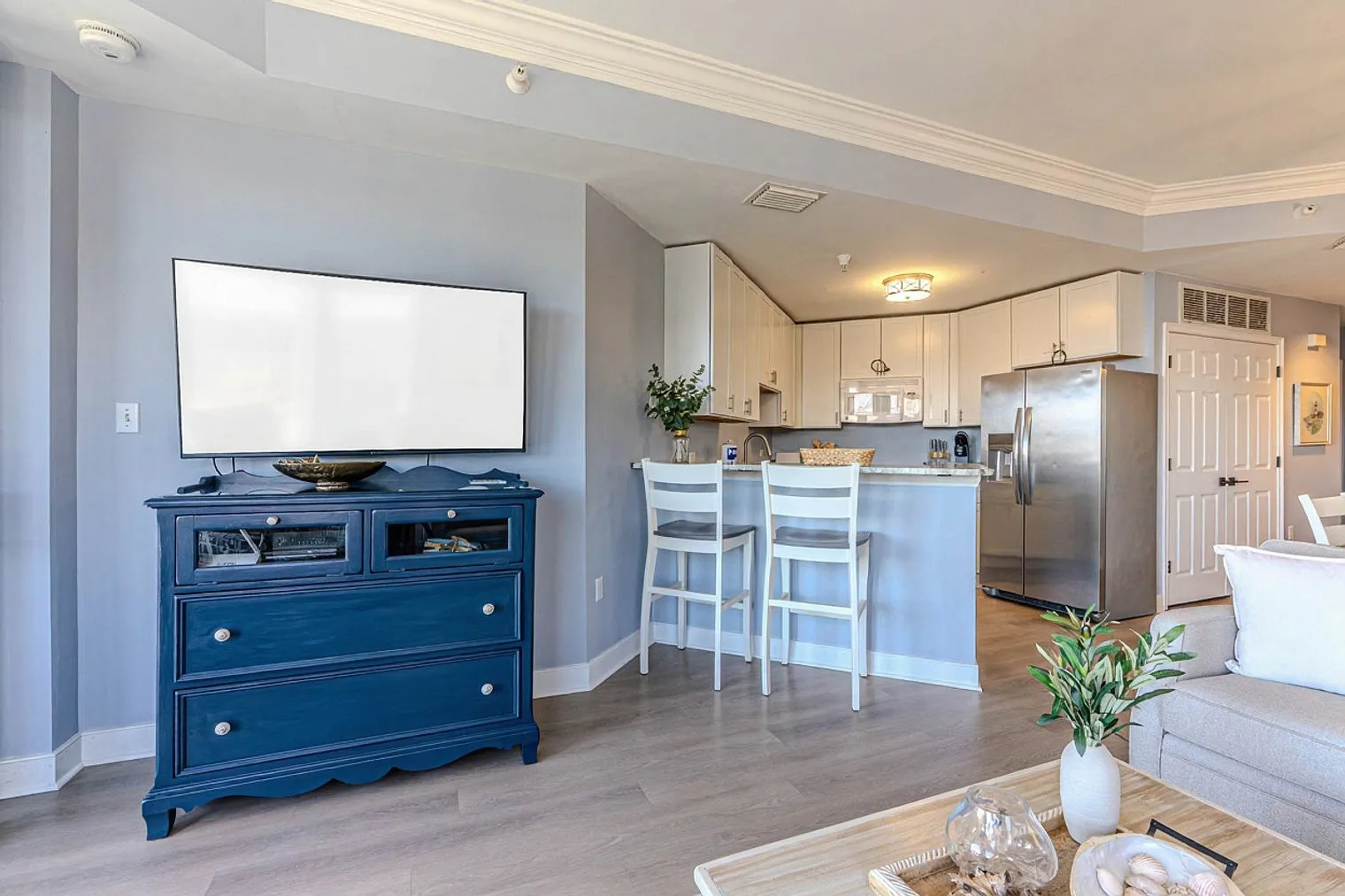 2 bed, 2.0 bath, 1323 sqft, $5,148 — Photo 3