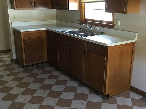 5th image of 833 Merrill Ave